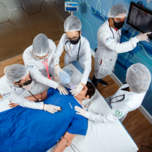 Estudantes de medicina realizando alguns procedimentos como, medir os batimentos cardíacos e método de compressão com balão de respiração em boneco de simulação realística.  